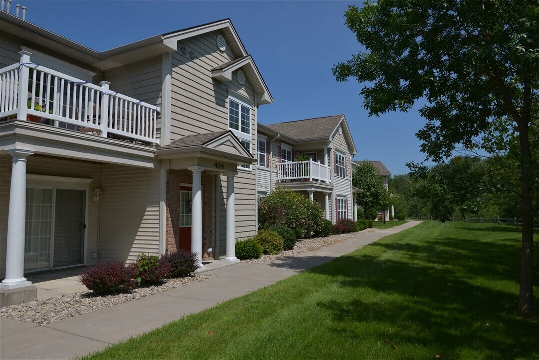 906 Farmstead Ct in Churchville, NY - Foto de edificio