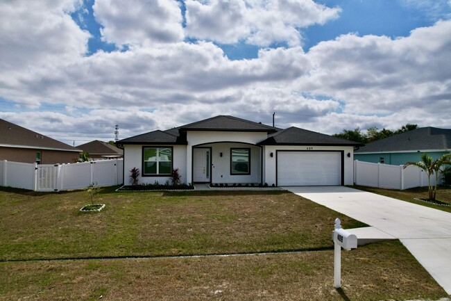 409 SW Bradshaw Cir in Port St. Lucie, FL - Building Photo - Building Photo