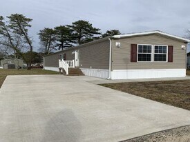 4 Mink Ct in Manchester Township, NJ - Building Photo