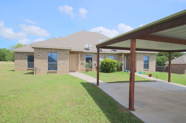 128-130 Lindas Creek Ln in Weatherford, TX - Building Photo - Building Photo