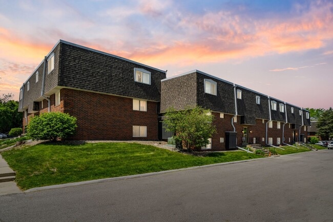 Lantern Square Apartments in Waterloo, IA - Foto de edificio - Building Photo