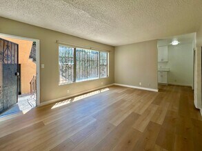 533 W. 75th Street in Los Angeles, CA - Foto de edificio - Interior Photo