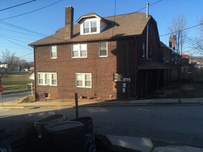 433 Jackson Ave in Vandergrift, PA - Building Photo - Building Photo