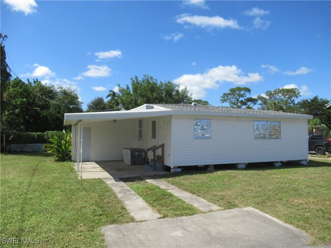 2072 Maple Ave in Ft. Myers, FL - Foto de edificio - Building Photo