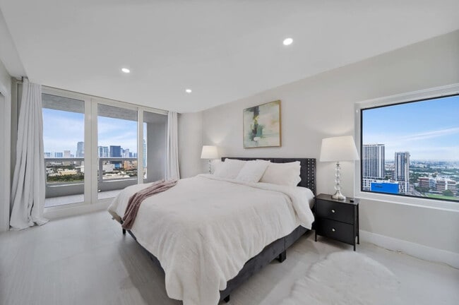 1717 N Bayshore Dr in Miami, FL - Building Photo - Building Photo