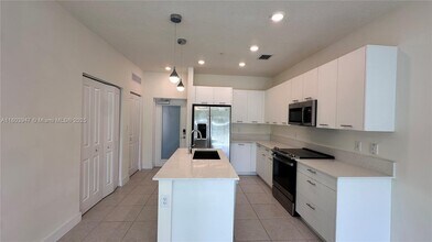 8001 NW 41st St in Doral, FL - Building Photo - Building Photo