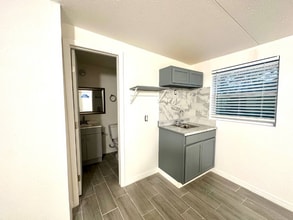 8130 Rolling Log Dr in Orlando, FL - Building Photo - Building Photo