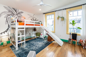 452 W 4th St, Unit 452 in Boston, MA - Foto de edificio - Building Photo
