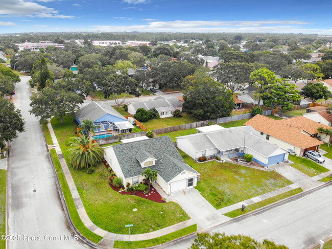 100 Oak Lake Rd in Melbourne, FL - Building Photo - Building Photo