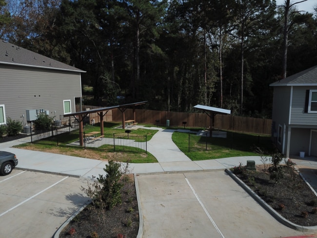 615 Hayman St in Huntsville, TX - Foto de edificio - Building Photo