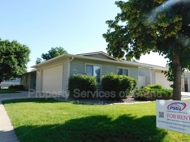 1271 E Carolina Ave