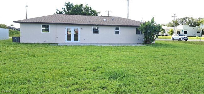 1024 NE 16th Pl in Cape Coral, FL - Building Photo - Building Photo