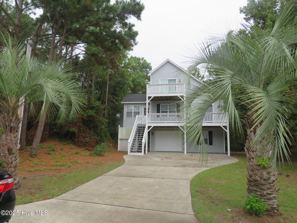 208 Stroud St in Emerald Isle, NC - Building Photo