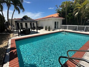 1430 Stillwater Dr in Miami Beach, FL - Foto de edificio - Building Photo