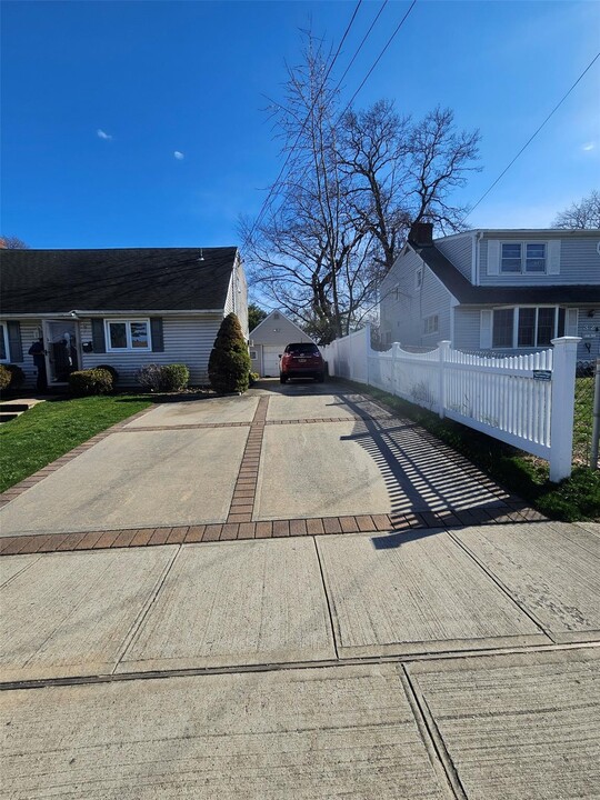 34 E Gate in Copiague, NY - Building Photo