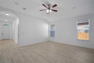 805 W 1st St in Kyle, TX - Foto de edificio - Building Photo