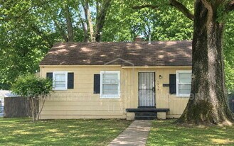 1599 S Highland St in Memphis, TN - Building Photo