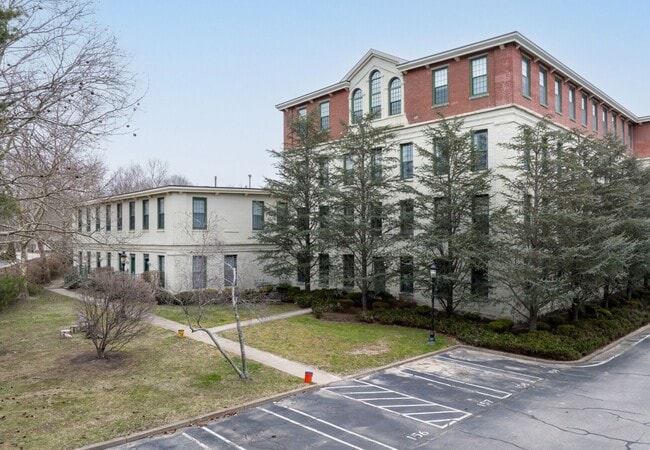 15 Higgins St in Smithfield, RI - Building Photo - Building Photo