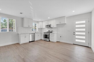 7865 Chastain Ave in Reseda, CA - Foto de edificio - Building Photo