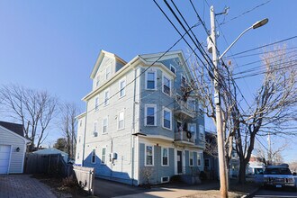 327 High St in Bristol, RI - Building Photo - Building Photo