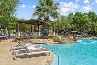 Platinum Shavano Oaks in San Antonio, TX - Building Photo - Building Photo