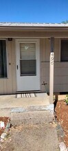 1496 NW Almira St in Roseburg, OR - Building Photo - Building Photo