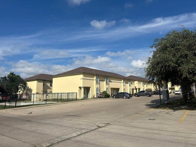 1000 Ranchway Dr, Unit 21 in Laredo, TX - Building Photo - Building Photo
