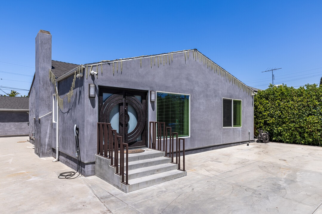 8141 Hinds Ave in North Hollywood, CA - Foto de edificio