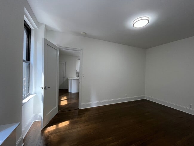140 E 46th St, Unit 4K in New York, NY - Building Photo - Building Photo