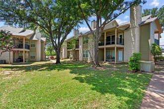 Courtyard Apartments and Mini Storage in Granbury, TX - Foto de edificio - Building Photo