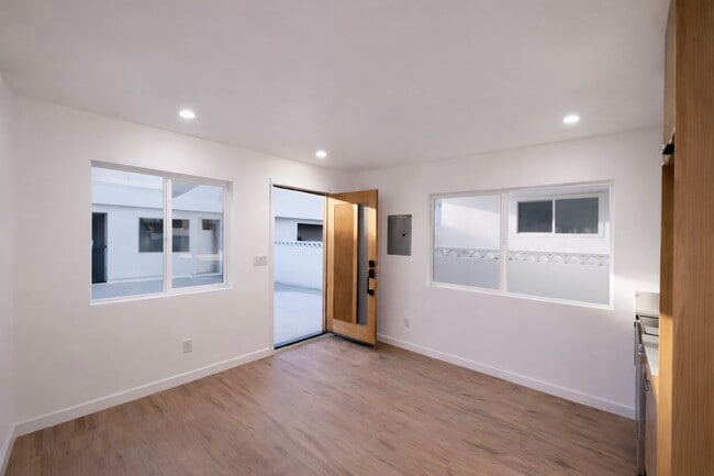 12527 Cranbrook Ave in Hawthorne, CA - Foto de edificio - Building Photo