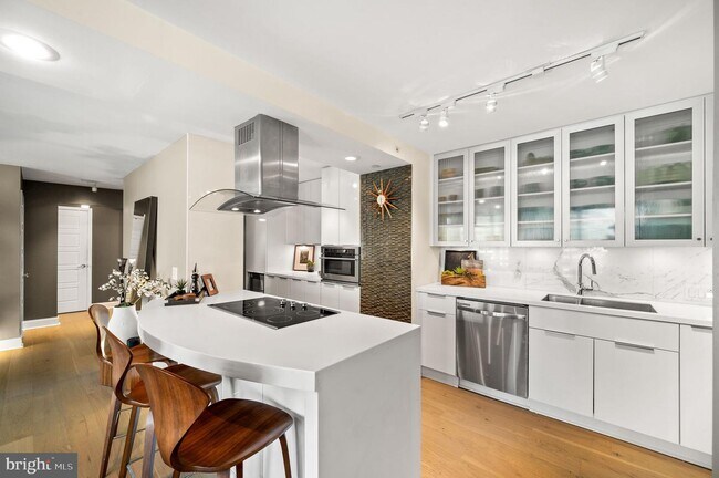 2020 Walnut St, Unit 14CD in Philadelphia, PA - Building Photo - Building Photo