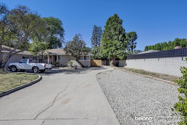 8833 Paso Robles Ave in Los Angeles, CA - Foto de edificio - Building Photo