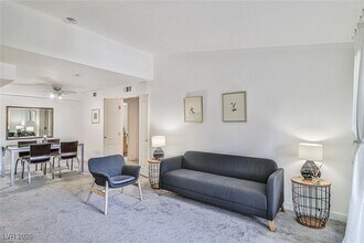 5055 W Hacienda Ave in Las Vegas, NV - Foto de edificio - Building Photo