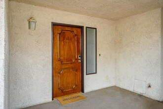 1325 Valley View Rd, Unit 205 in Glendale, CA - Building Photo - Building Photo