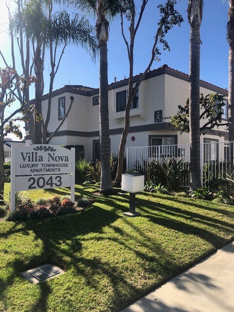 Villa Nova Townhomes in Costa Mesa, CA - Foto de edificio