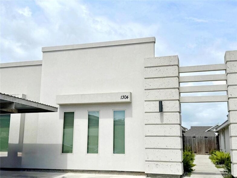 1304 Alta Vista Dr in Progreso Lakes, TX - Building Photo