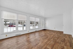 6644 Ravenwood Ave NW in Canton, OH - Building Photo