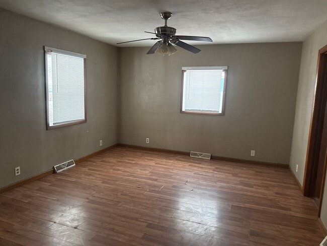 property at 907 N Daniels Ave