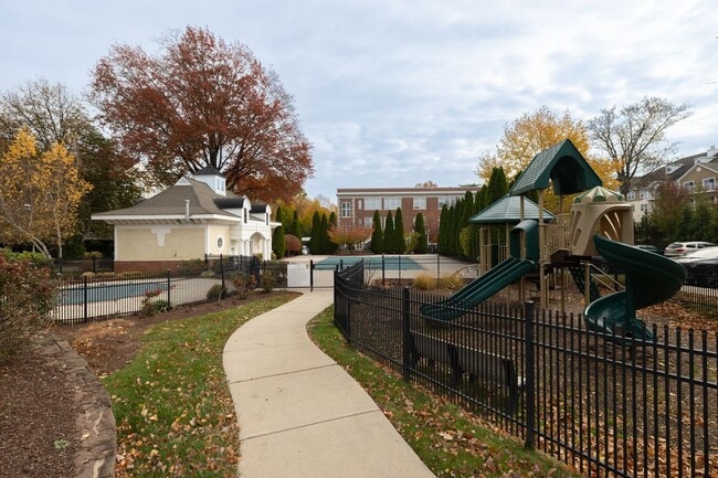 49 Park Pl Cir in West Hartford, CT - Foto de edificio - Building Photo