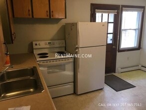 27 Yale St in Bangor, ME - Foto de edificio - Building Photo