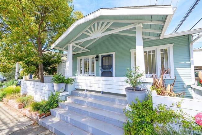 2213 Arizona Ave in Santa Monica, CA - Building Photo - Building Photo