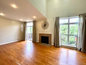 300 Lunt Ave in Schaumburg, IL - Building Photo - Building Photo