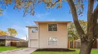 12845 Edgewood Park Dr in Houston, TX - Building Photo