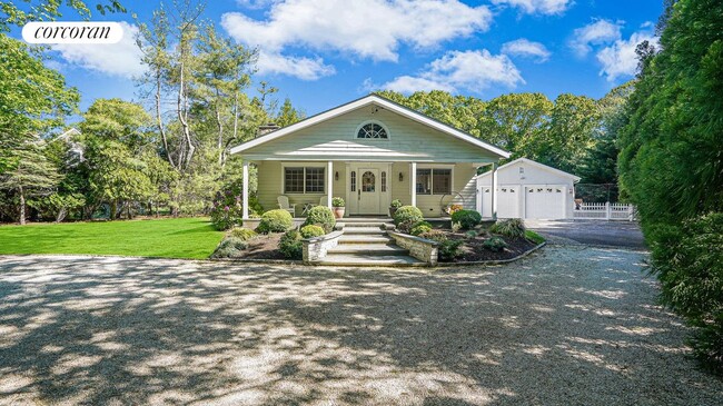 27 Manor Ln in East Hampton, NY - Foto de edificio - Building Photo