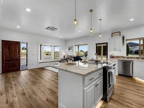 3760 NE Hwy 97 in Madras, OR - Building Photo - Building Photo