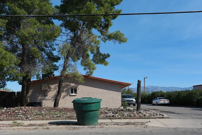 5731-5741 E 26th St in Tucson, AZ - Foto de edificio - Building Photo