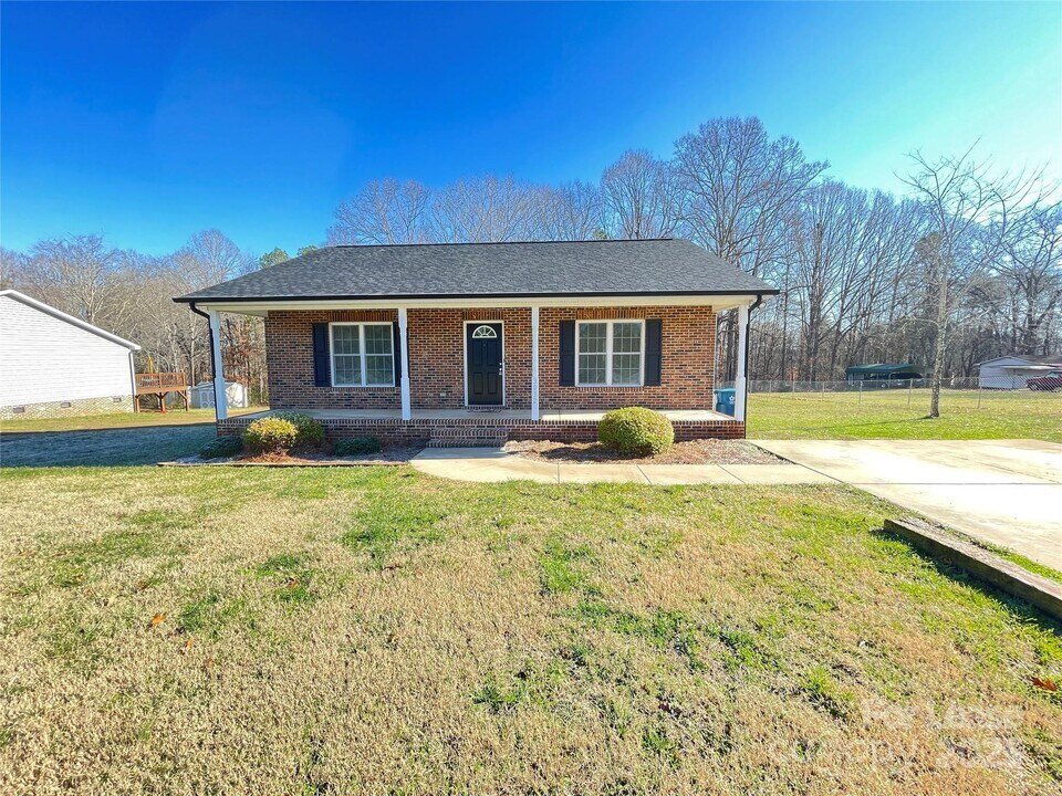 3024 Startown Rd in Newton, NC - Building Photo