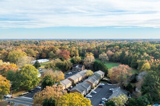 Colony Wood Townhomes in Colonial Heights, VA - Foto de edificio - Building Photo
