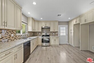 6717 Cedros Ave in Los Angeles, CA - Building Photo - Building Photo